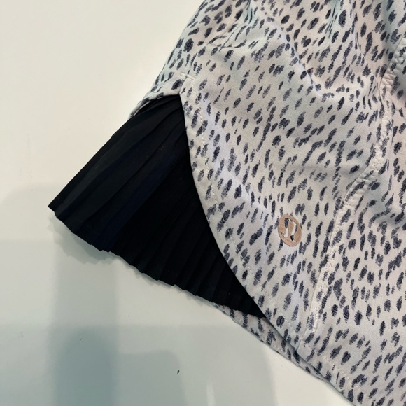 LULULEMON - PLAY OFF THE PLEAT - SPECKLED SHORT / Size 4 / 4” Inseam - Picture 3 of 4